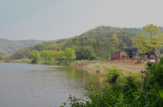 LAKE PENSION|모든 객실에서 펼쳐지는 저수지의 절경, 자연 속 힐링을 경험하세요